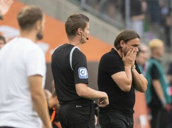 Ein Tag zum Vergessen, den Gladbach-Trainer Daniel Farke (r) erst einmal verdauen muss. Ein Tag zum Vergessen, den Gladbach-Trainer Daniel Farke (r) erst einmal verdauen muss.