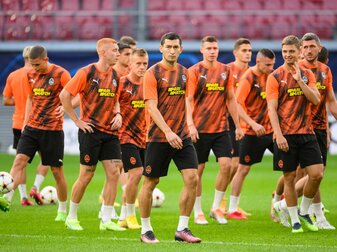 Die Spieler von Schachtjor Donezk beim Abschlusstraining vor der Partie in Leipzig. Die Spieler von Schachtjor Donezk beim Abschlusstraining vor der Partie in Leipzig.