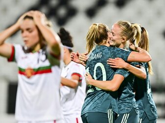 DFB-Frauen krönen Schult-Comeback mit Kantersieg DFB-Frauen krönen Schult-Comeback mit Kantersieg