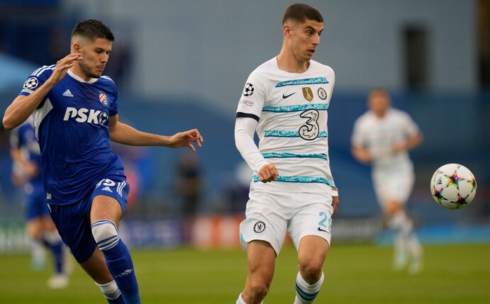 Kai Havertz (r) musste mit dem FC Chelsea eine Pleite in Zagreb hinnehmen.