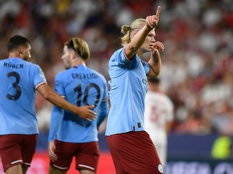 Erling Haaland (r) traf für Man City doppelt in Sevilla. Erling Haaland (r) traf für Man City doppelt in Sevilla.