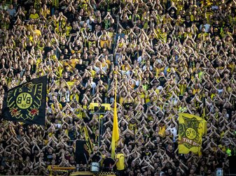 BVB-Fans auf der Südtribüne feuern vor dem Spiel ihr Team an. BVB-Fans auf der Südtribüne feuern vor dem Spiel ihr Team an.