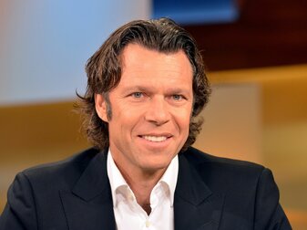 Der ehemalige Schweizer Schiedsrichter, Urs Meier, kritisiert den Videobeweis im Fußball Der ehemalige Schweizer Schiedsrichter, Urs Meier, kritisiert den Videobeweis im Fußball