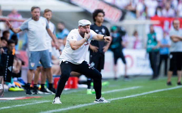 Kölns Trainer Steffen Baumgart coacht wie gewohnt sehr energisch seine Mannschaft während einer Partie.