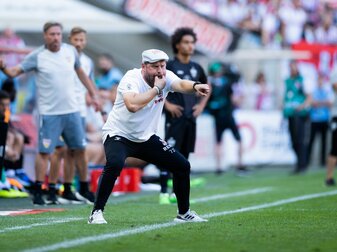 Kölns Trainer Steffen Baumgart coacht wie gewohnt sehr energisch seine Mannschaft während einer Partie. Kölns Trainer Steffen Baumgart coacht wie gewohnt sehr energisch seine Mannschaft während einer Partie.