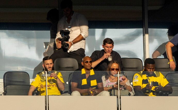 Dortmunds Sébastien Haller (2.v.l.) sitzt während des Spiels auf der Tribüne in einer Loge.