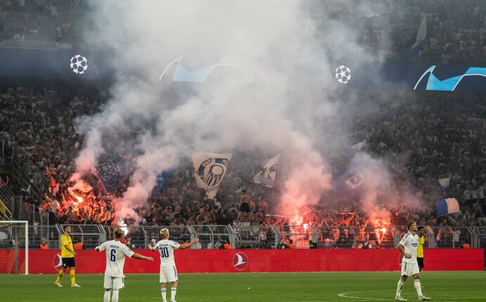 Feuerwerkskörper brennen im Kopenhagen-Fanblock.