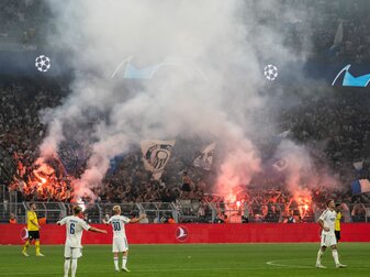 Feuerwerkskörper brennen im Kopenhagen-Fanblock. Feuerwerkskörper brennen im Kopenhagen-Fanblock.