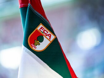 Vor Anpfiff des Bundesligaspiels gegen den VfL Wolfsburg hatten Augsburger Zuschauer zehn pyrotechnische Gegenstände abgebrannt. Vor Anpfiff des Bundesligaspiels gegen den VfL Wolfsburg hatten Augsburger Zuschauer zehn pyrotechnische Gegenstände abgebrannt.