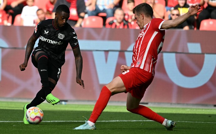 Leverkusen setzt auf Neuzugang Callum Hudson-Odoi (l).