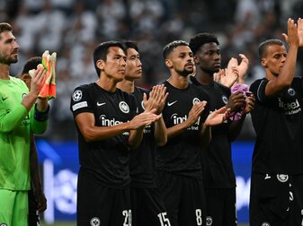 Die Frankfurter Spieler bedanken sich nach der 0:3-Niederlage bei den Fans für die Unterstützung. Die Frankfurter Spieler bedanken sich nach der 0:3-Niederlage bei den Fans für die Unterstützung.