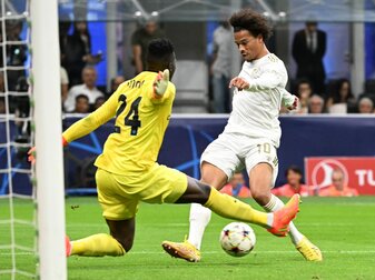 Münchens Leroy Sané (r) in Aktion gegen Mailands Torhüter Andre Onana. Münchens Leroy Sané (r) in Aktion gegen Mailands Torhüter Andre Onana.