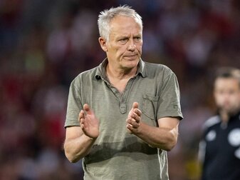 Freiburgs Trainer Christian Streich hat seine Mannschaft unter anderem mit einem Video-Studium auf seinen Gegner Karabach Agdam vorbereitet. Freiburgs Trainer Christian Streich hat seine Mannschaft unter anderem mit einem Video-Studium auf seinen Gegner Karabach Agdam vorbereitet.