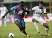 Souleymane Doukara (l.) muss acht Spiele zuschauen (Quelle: SID)