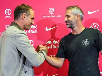 Willkommen bin Leipzig: RB-Geschäftsführer Oliver Mintzlaff (l) begrüßt Marco Rose. Willkommen bin Leipzig: RB-Geschäftsführer Oliver Mintzlaff (l) begrüßt Marco Rose.