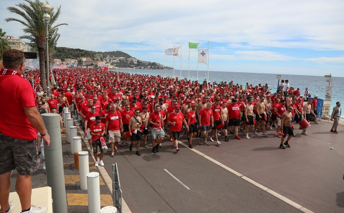 Kölner Fans feierten vor dem Spiel in Nizza.