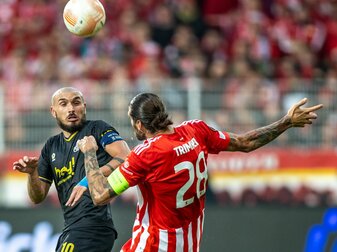 Union-Kapitän Christopher Trimmel (r) im Zweikampf mit Gegenspieler Teddy Teuma. Union-Kapitän Christopher Trimmel (r) im Zweikampf mit Gegenspieler Teddy Teuma.