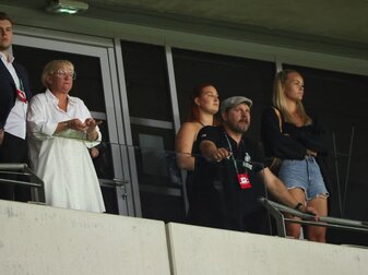 Kölns gesperrter Trainer Steffen Baumgart musste von einem Tribünenplatz auf das Spiel schauen. Kölns gesperrter Trainer Steffen Baumgart musste von einem Tribünenplatz auf das Spiel schauen.