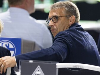 Schalke-Vorstand Knäbel stärkt Trainer Kramer den Rücken Schalke-Vorstand Knäbel stärkt Trainer Kramer den Rücken