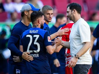Nach dem Erfolg in Augsburg will Hertha mit dem ersten Heimsieg die Stabilisierung fortsetzen: Trainer Sandro Schwarz (r) mit Spielern.