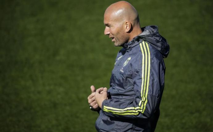 Zinedine Zidane kennt den Clásico noch als Spieler. Foto: Emilio Naranjo