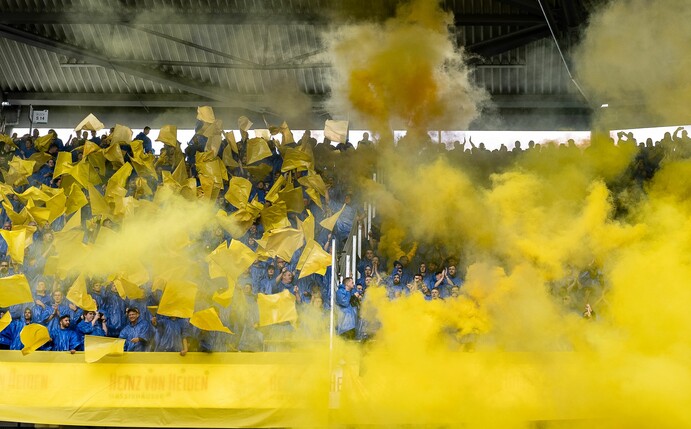 Die Braunschweiger Fans brennen in Hannover Pyrotechnik ab.