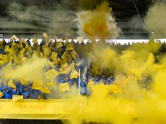Die Braunschweiger Fans brennen in Hannover Pyrotechnik ab. Die Braunschweiger Fans brennen in Hannover Pyrotechnik ab.
