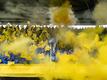 Die Braunschweiger Fans brennen in Hannover Pyrotechnik ab.