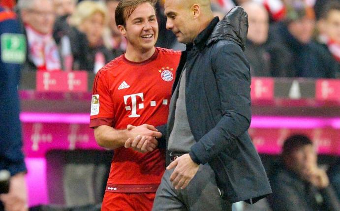 Trainer Pep Guardiola (r.) und WM-Held Mario Götze (Quelle: PIXATHLON/SID-IMAGES)