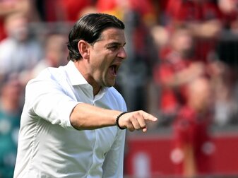 Leverkusens Trainer Gerardo Seoane trifft mit seinem Team auf Hertha BSC. Leverkusens Trainer Gerardo Seoane trifft mit seinem Team auf Hertha BSC.