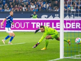 Schalkes Dominick Drexler macht das Tor zum 1:0 gegen Bochums Torwart Manuel Riemann. Schalkes Dominick Drexler macht das Tor zum 1:0 gegen Bochums Torwart Manuel Riemann.