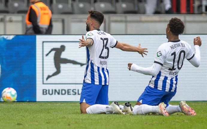 Marco Richter (l) von Hertha BSC jubelt nach seinem Treffer zum 2:1 mit Teamkollege Jean Paul Boetius.