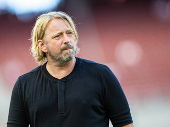 Begeistert vom «coolen» Stuttgarter Elfmeterschützen Serhou Guirassy: Stuttgarts Sportdirektor Sven Mislintat. Begeistert vom «coolen» Stuttgarter Elfmeterschützen Serhou Guirassy: Stuttgarts Sportdirektor Sven Mislintat.