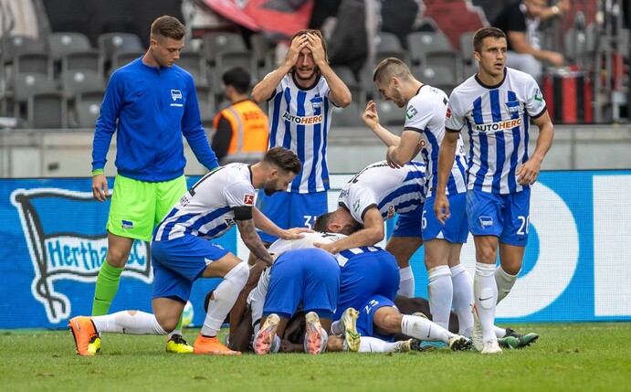 Herthas Spieler feiern mit dem Torschützen  Marco Richter (M) seinen Treffer zum 2:1.