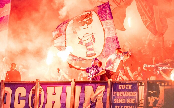 Fußballvereine werden vom DFB immer wieder mit hohen Geldstrafen belegt, nachdem Fans Pyrotechnik gezündet hatten.