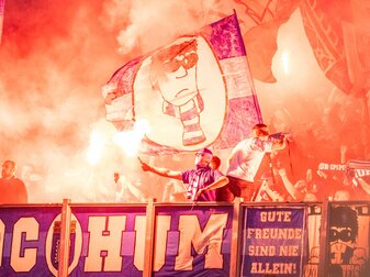 Fußballvereine werden vom DFB immer wieder mit hohen Geldstrafen belegt, nachdem Fans Pyrotechnik gezündet hatten. Fußballvereine werden vom DFB immer wieder mit hohen Geldstrafen belegt, nachdem Fans Pyrotechnik gezündet hatten.