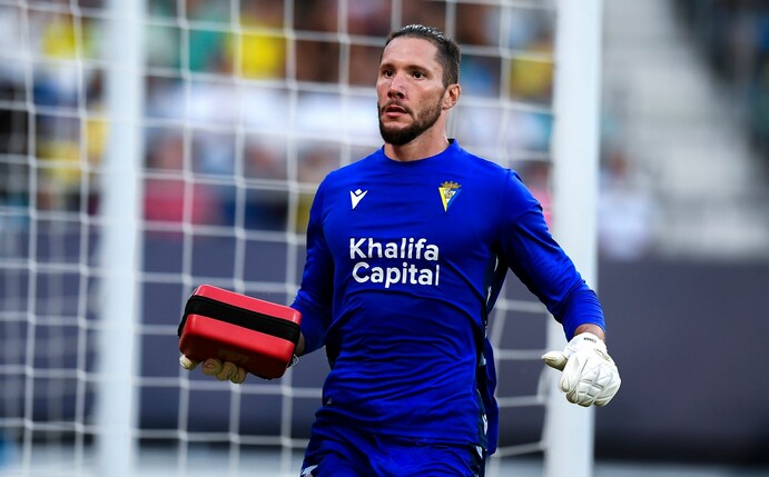Jeremias Ledesma, der Torhüter vom FC Cadiz, eilt mit einem Defibrillator zum medizinischen Notfall-Team.