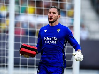 Jeremias Ledesma, der Torhüter vom FC Cadiz, eilt mit einem Defibrillator zum medizinischen Notfall-Team. Jeremias Ledesma, der Torhüter vom FC Cadiz, eilt mit einem Defibrillator zum medizinischen Notfall-Team.