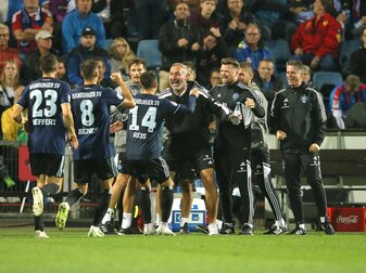Die Hamburger Spieler feiern den Sieg in Kiel mit Trainer Tim Walter (M). Die Hamburger Spieler feiern den Sieg in Kiel mit Trainer Tim Walter (M).
