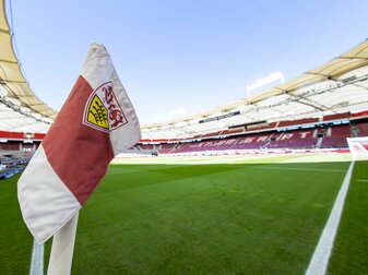 Eine Eckfahne mit dem Logo des VfB Stuttgart in der Mercedes-Benz Arena. Eine Eckfahne mit dem Logo des VfB Stuttgart in der Mercedes-Benz Arena.