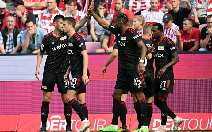 Unions Spieler bejubeln das Tor zur 1:0-Führung beim 1. FC Köln.