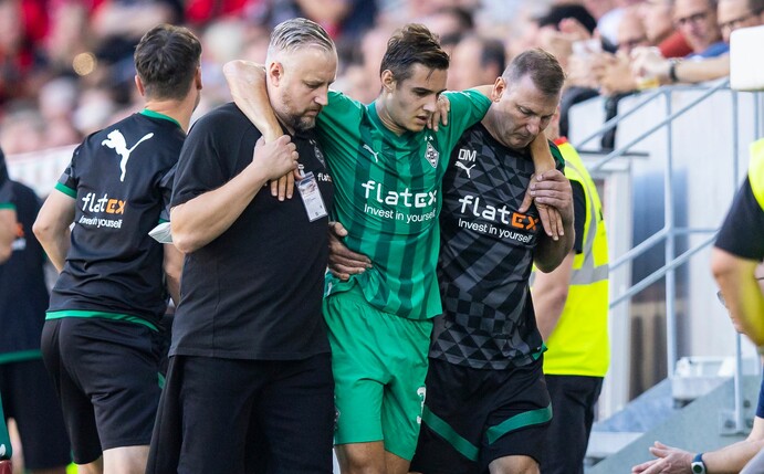 Gladbachs Florian Neuhaus muss verletzt vom Platz.