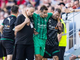 Gladbachs Florian Neuhaus muss verletzt vom Platz. Gladbachs Florian Neuhaus muss verletzt vom Platz.
