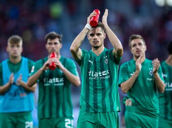 Gladbachs Trainer Farke war mit Julian Weigls (m) Leistung gegen Freiburg zufrieden. Gladbachs Trainer Farke war mit Julian Weigls (m) Leistung gegen Freiburg zufrieden.