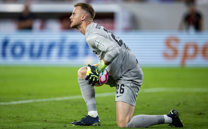 Freiburgs Torwart Mark Flekken äußert Kritik am Spielball in der Europa League.