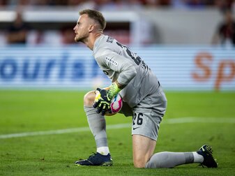 Freiburgs Torwart Mark Flekken äußert Kritik am Spielball in der Europa League. Freiburgs Torwart Mark Flekken äußert Kritik am Spielball in der Europa League.