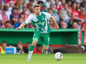 Bremens Mitchell Weiser führt den Ball im Tempodribbling nach vorne. Bremens Mitchell Weiser führt den Ball im Tempodribbling nach vorne.