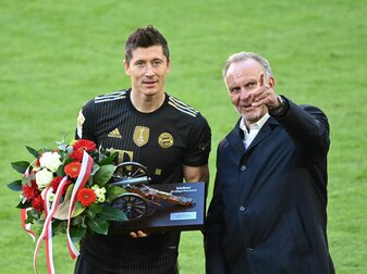 Der FC Bayern München um Ex-Vorstandsboss Karl-Heinz Rummenigge (r) hatte Stürmerstar Robert Lewandowski im Sommer nach Barcelona abgegeben. Der FC Bayern München um Ex-Vorstandsboss Karl-Heinz Rummenigge (r) hatte Stürmerstar Robert Lewandowski im Sommer nach Barcelona abgegeben.