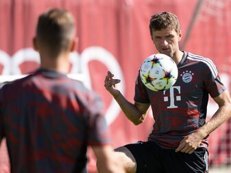 Bayerns Thomas Müller (r) und Joshua Kimmich halten im Training den Ball hoch. Bayerns Thomas Müller (r) und Joshua Kimmich halten im Training den Ball hoch.