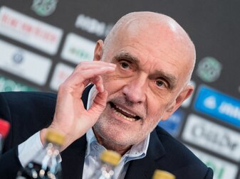Martin Kind war Ende Juli von der Führung des Muttervereins Hannover 96 e.V. als Geschäftsführer abgesetzt worden. Martin Kind war Ende Juli von der Führung des Muttervereins Hannover 96 e.V. als Geschäftsführer abgesetzt worden.
